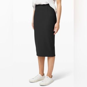 Lululemon A New Route Skirt in Black - EXCELLENT/LIKE NEW CONDITION